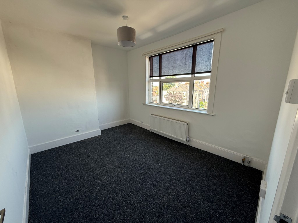 Lot: 114 - WELL-PRESENTED FLAT - Bedroom